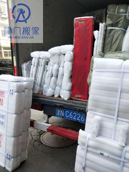 天津津门高端搬家师傅正在打包家具