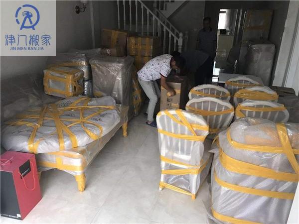 天津津门高端搬家师傅正在打包家具